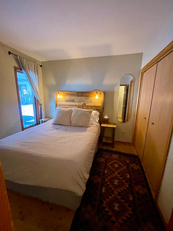 Dormitorio 2: cama tamaño queen, primer piso