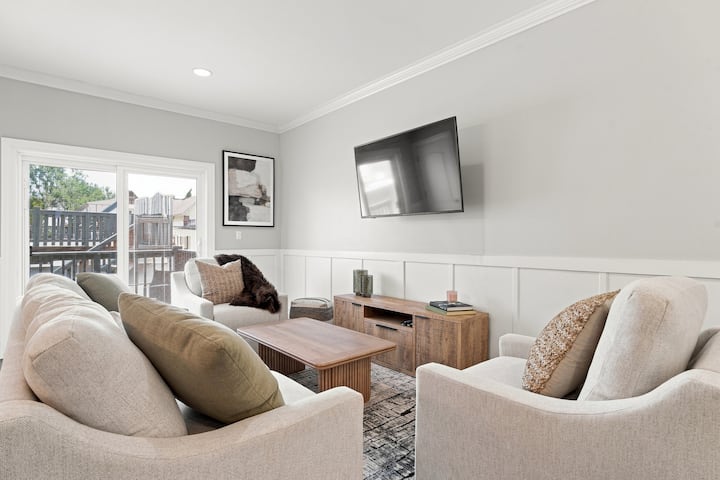 Large Logan Square Luxury Home: Sleeps 16! - Chicago