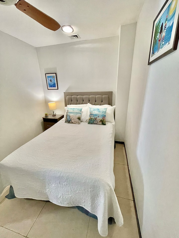 Mala spavaća soba br. 4
Ima krevet u punoj veličini. Prijenosni klima-uređaj i ventilator. Nema prozora. U susjedstvu je kupaonica s WC-om.