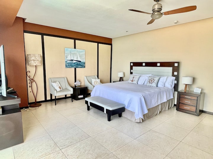 *Glavna spavaća soba 1 ima bračni krevet, pametni TV i kupaonicu s kadom. Klima-uređaj i ventilator. Escritorio y silla.
S balkonom s pogledom na ocean i plažu.
Dodatni madrac na napuhavanje 1 bračni krevet (160x200).