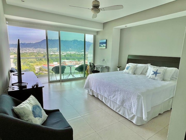 *Glavna spavaća soba 2 ima bračni krevet, pametni TV i kupaonicu s WC-om. Klima-uređaj i ventilator. Escritorio y silla.
Omotan oko balkona okrenutog prema rijeci i planinama.
Dodatni madrac na napuhavanje (1 bračni krevet)