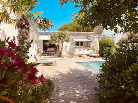 Charming villa with outbuilding and swimming pool