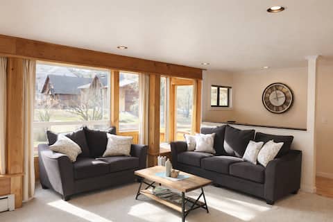 Top Airbnb: Steps to Hot Springs, Dining, Shopping & Ice Park in Ouray