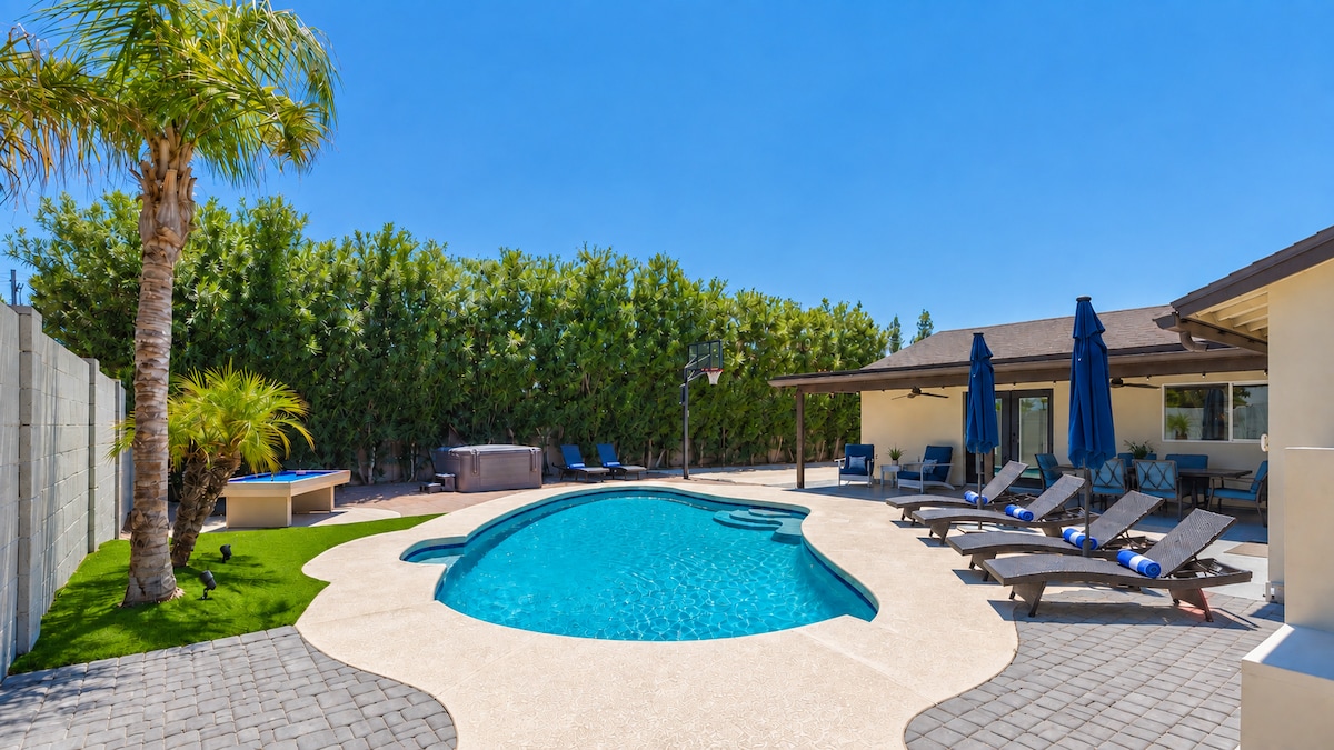 Walk to Dining & Shops | 5BR | Putting & Hoops