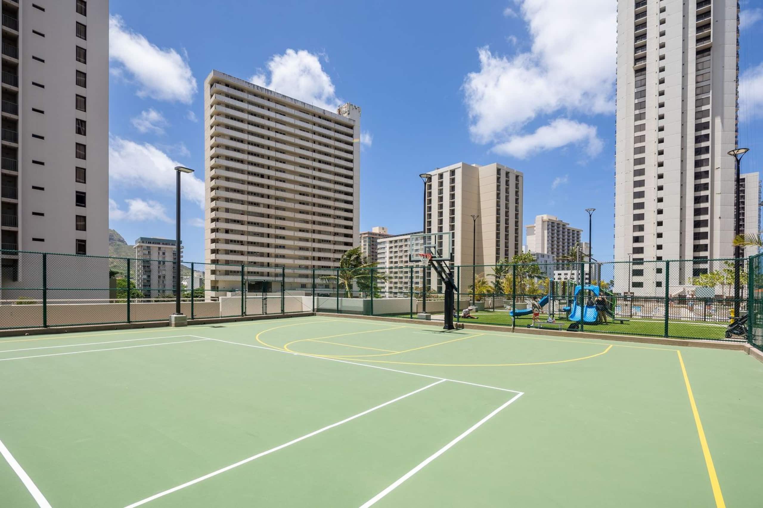 Condo in Honolulu · ★4.69 · 1 bedroom · 4 beds · 1 shared bath - Image 3
