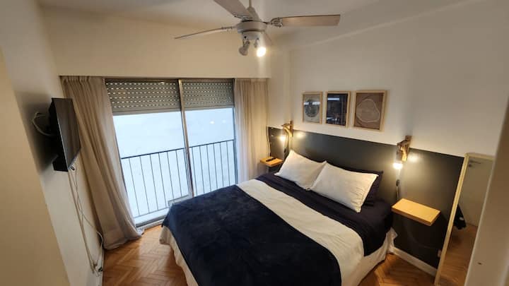 ️ Habitaciones amplias, cómodas y luminosas, diseñadas para garantizar un descanso reparador. Cuentan con camas confortables, ropa de cama de calidad, espacio de guardado y un ambiente tranquilo.