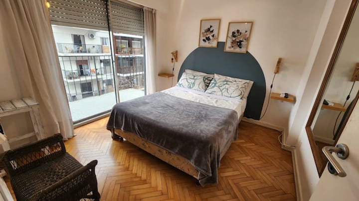 ️ Habitaciones amplias, cómodas y luminosas, diseñadas para garantizar un descanso reparador. Cuentan con camas confortables, ropa de cama de calidad, espacio de guardado y un ambiente tranquilo.