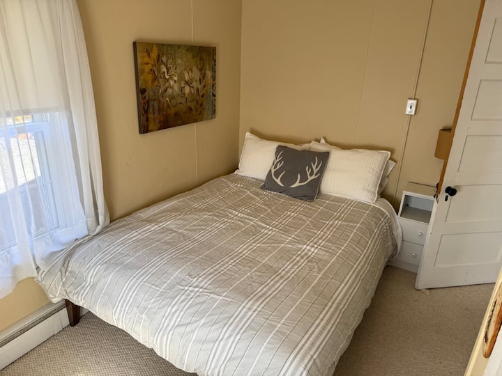 这间卧室配有一张标准双人床和衣橱空间。