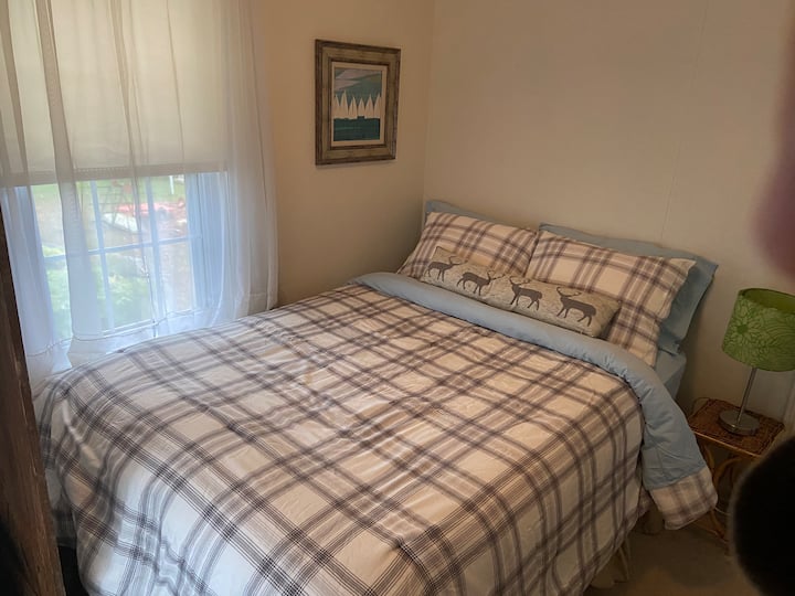 第三间卧室还配有一张双人床，让您在清新的无尽山间空气中睡个好觉。 这间卧室内设有水槽和马桶，更加方便。