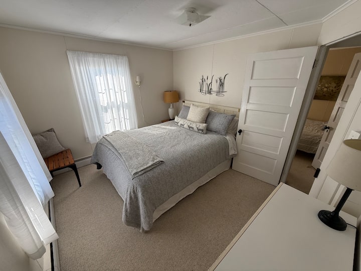 房间配备一张标准双人床，可欣赏湖景。