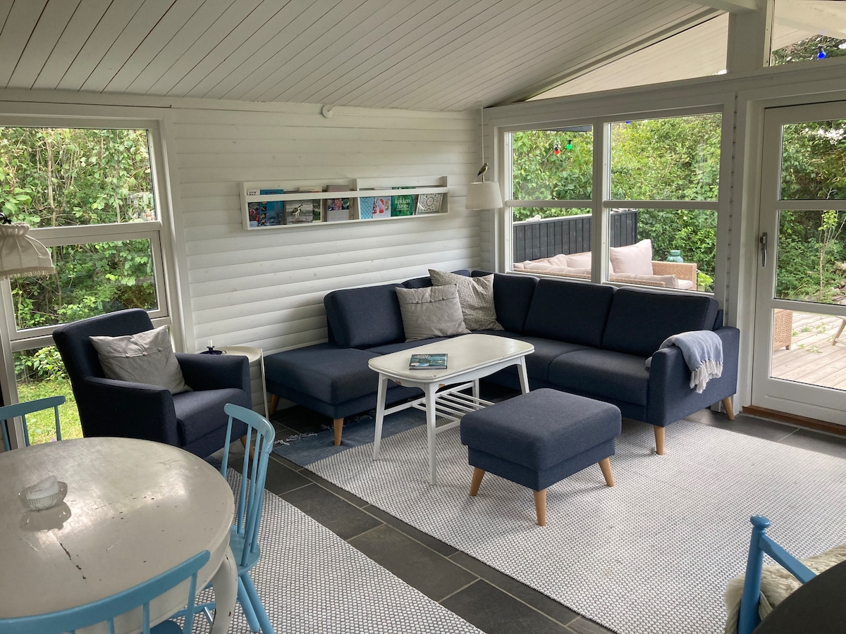 La sala de estar con sofá, chimenea y comedor