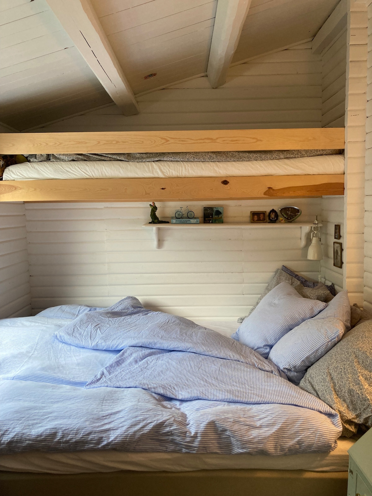 Dormitorio pequeño con cama de matrimonio y 1 litera (para un niño)