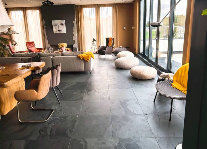 Haard, Steamroom, Drijvend Terras, Bar, Laadpaal - Heerenveen