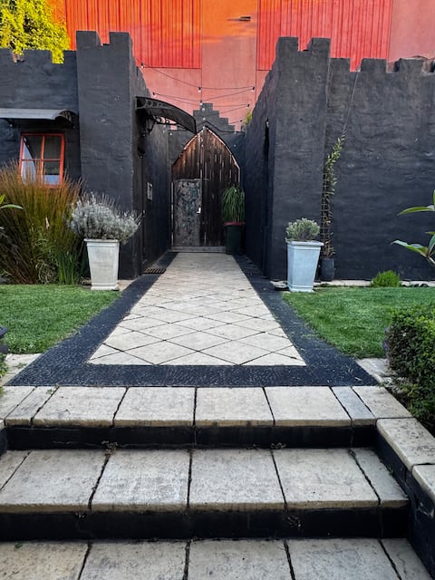 Popular Airbnb listing: Studio in CBD. Free Standing. Pet friendly yard. in Bendigo