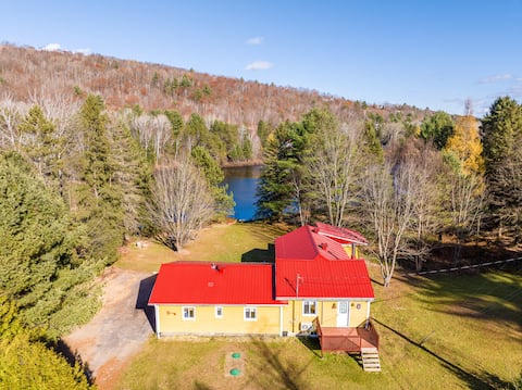 Ketchup Moutarde Cottage and Hot Tub by the Lake
