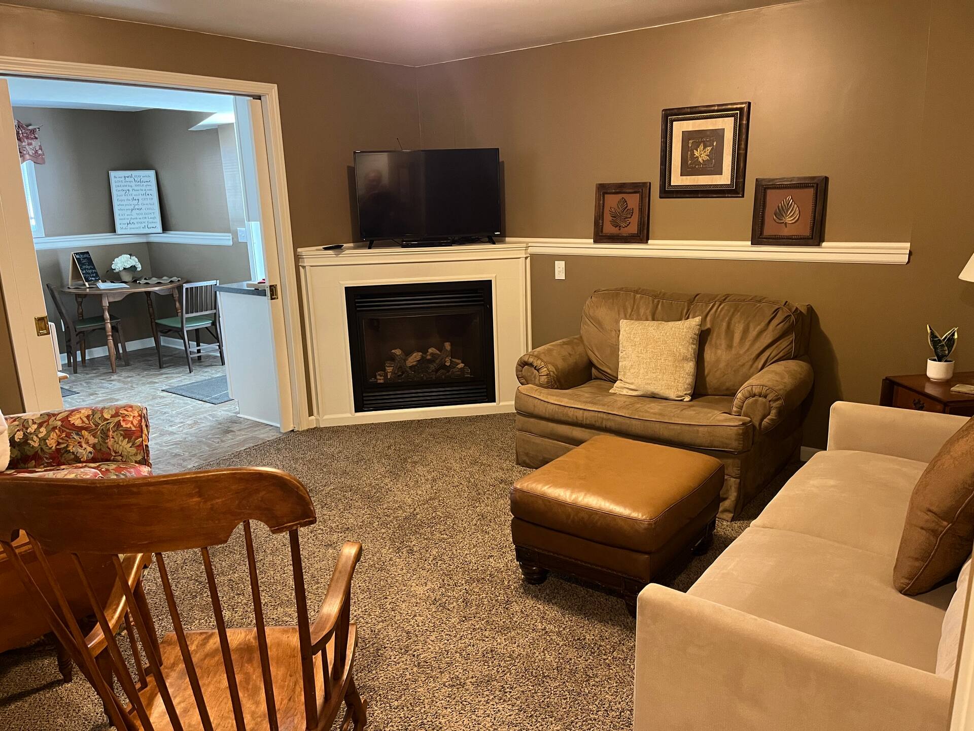 Cozy apartment, private entrance, gas fireplace