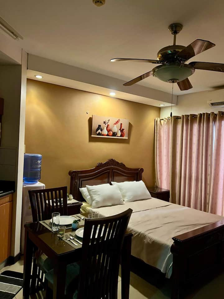 Penthouse Studio W/fast Internet, Near Fields Ave - Angeles