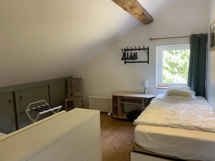 Slaapkamer voor 2 personen uitgerust met 2 eenpersoonsbedden van 90 x 200 cm