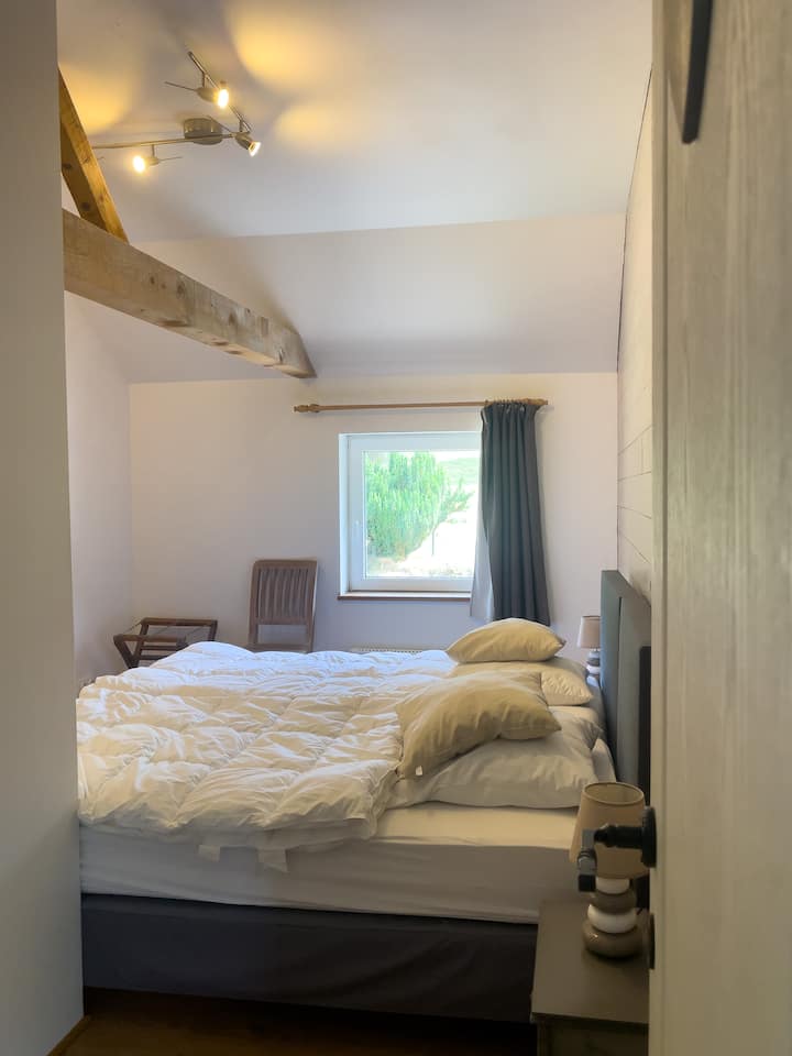 De slaapkamer heeft 2 boxspringbedden van 90 x 200 cm, die samen kunnen worden geschoven om een tweepersoonsbed van 180 cm x 200 cm te vormen