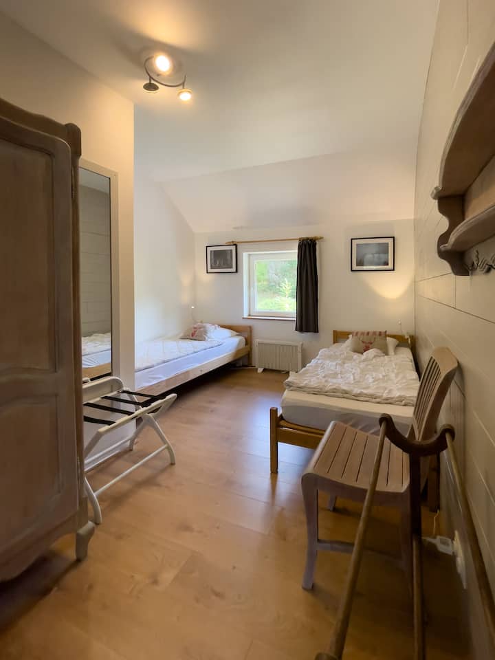 Slaapkamer voor 2 personen uitgerust met 2 eenpersoonsbedden van 90 x 200 cm