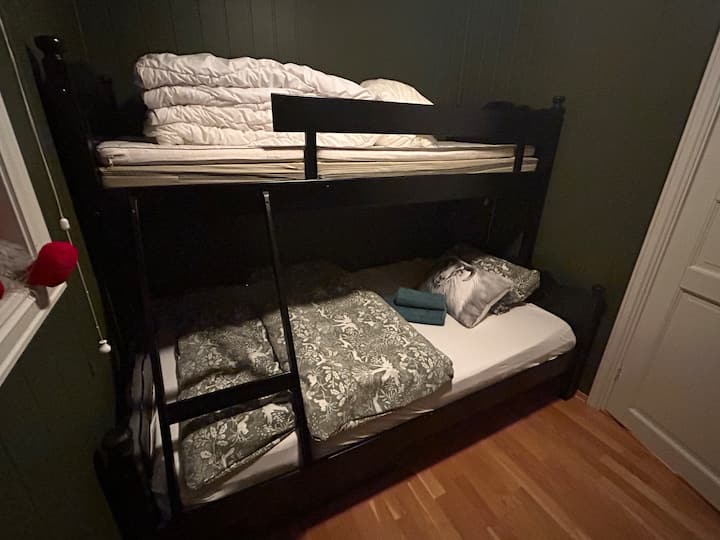 ห้องนอนสีเขียว - พื้นที่นอนสำหรับ 2 -3 คน เตียงสองชั้นสำหรับครอบครัวกว้าง 120 ซม. ชั้นล่างและชั้นบน 80 ซม. ห้องพักมีพื้นที่ทำงานพร้อมหน้าจอ