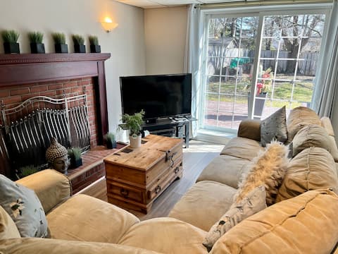 Successful Airbnb property: Bright Private Suite w/Separate Entrance & Patio in Ajax