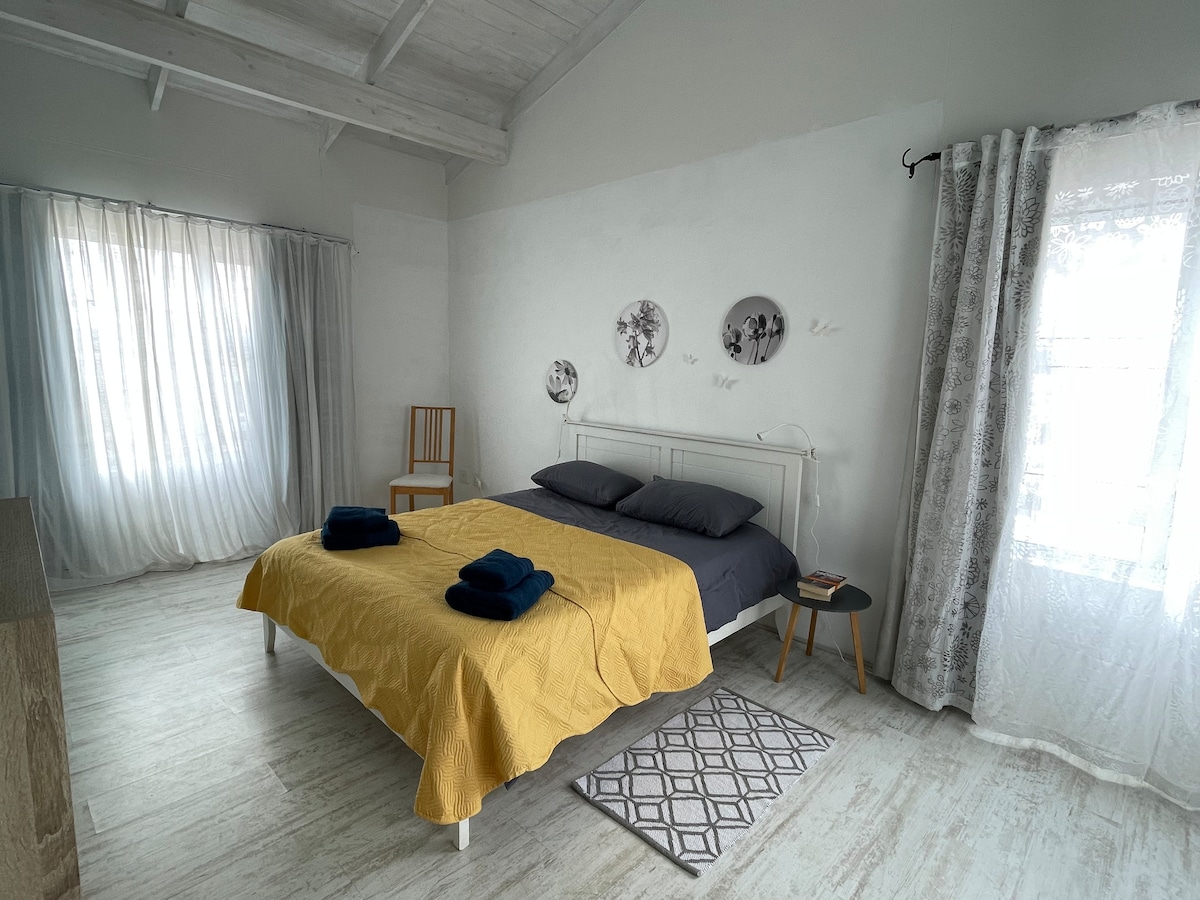 Спалня 2 има обща баня и тоалетна със спалня 3. Всички партита могат да заключат банята отстрани. 