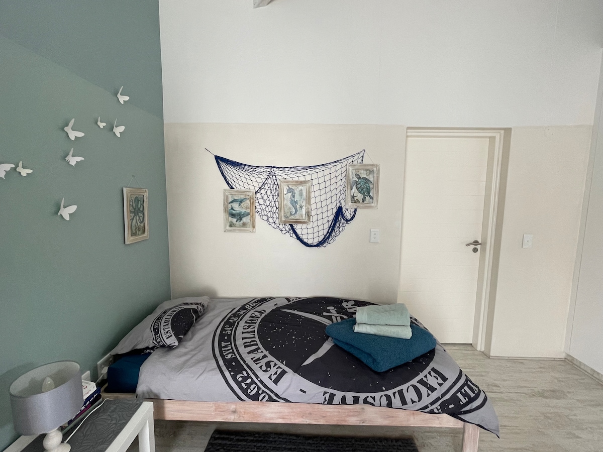 Спалня 3 с две единични легла.
Снимката показва единично легло до банята. 