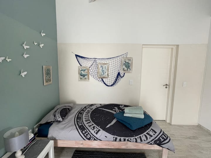 Spavaća soba 3 s dva odvojena kreveta.
Na fotografiji se vidi krevet za jednu osobu pored kupaonice. 