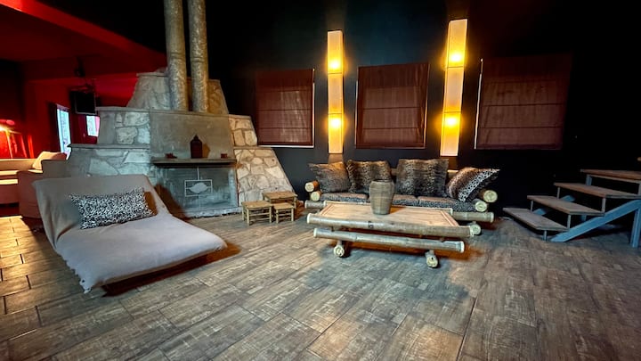 消防区， ！ 
燃木屋，配有大型竹制扶手椅和躺椅 