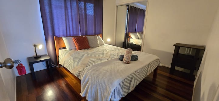 Chambre 3 : grand lit et ventilateur de plafond