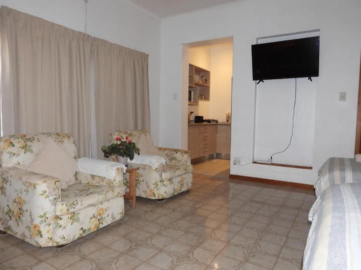 En-suite Family Room Opening On Swimming Pool - Graaff-Reinet