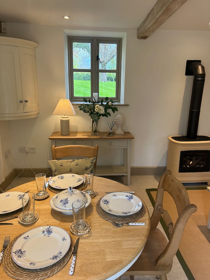 Immaculate Cottage In Exquisite Rural Setting! - Bourne