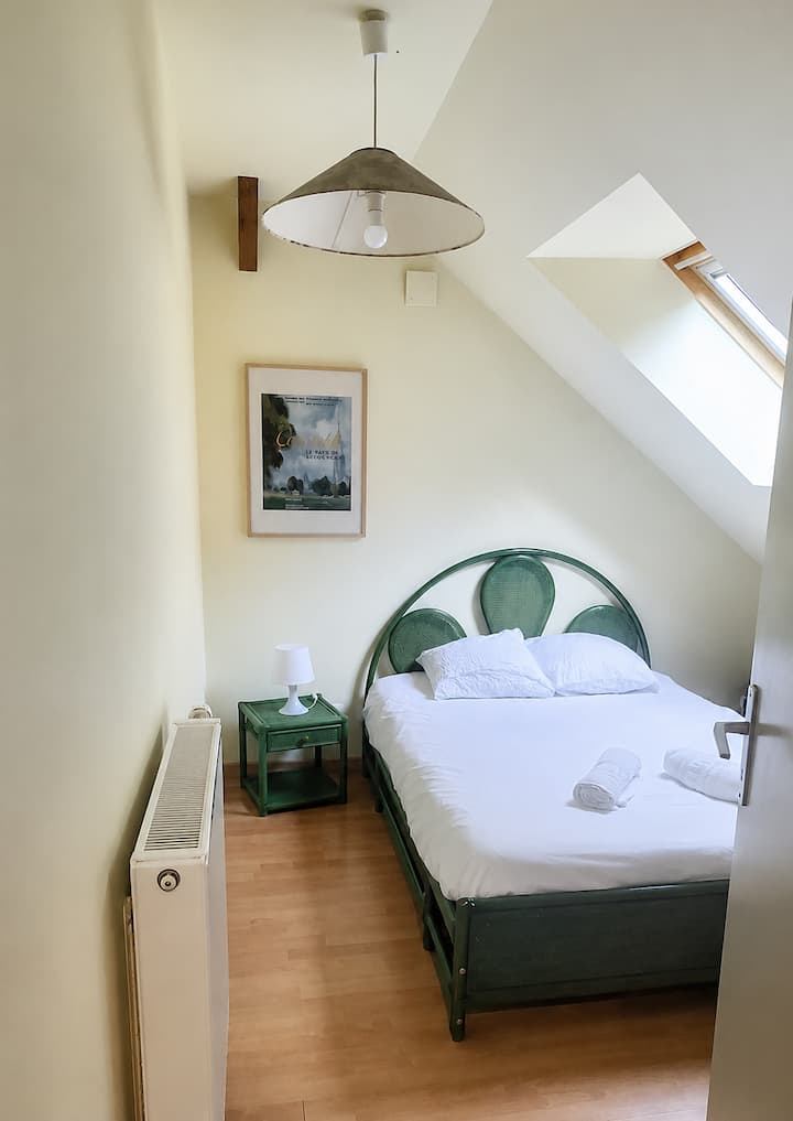 La troisième chambre dispose d'un lit double de 3 tables de chevet, d'un semainier pour ranger vos affaires.