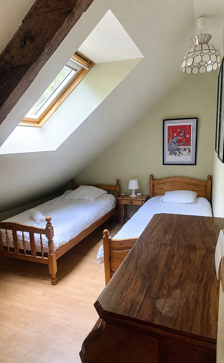 La chambre 4 est destinée à des enfants. Elle dispose de 2 lits simples, d'une table de chevet et d'une commode. Nous mettons à disposition un lit bébé en bois qu'il est possible de monter vous même et de placer dans la grande chambre de l'étage