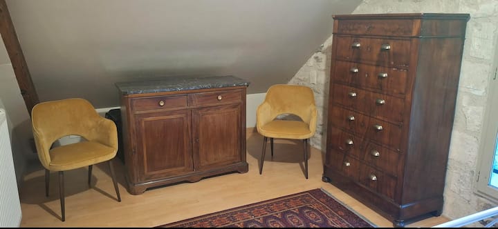La deuxième chambre double comporte un semainier pour ranger vos afffaires, un petit buffet pour les couvertures ou oreillers supplémentaires et deux petits fauteuils.