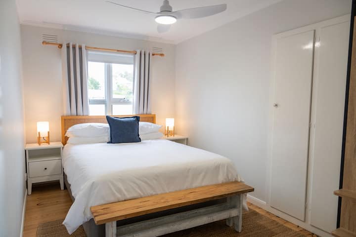 SPAVAĆA SOBA 2 uključuje:

Bračni krevet (širine 150-179 cm)
Pomoćni stolići i svjetiljke
Blokiranje sjenila i zavjesa
Otvoreni ogrtač
Stolna klupa
Tepih od jute
Stropni ventilator 