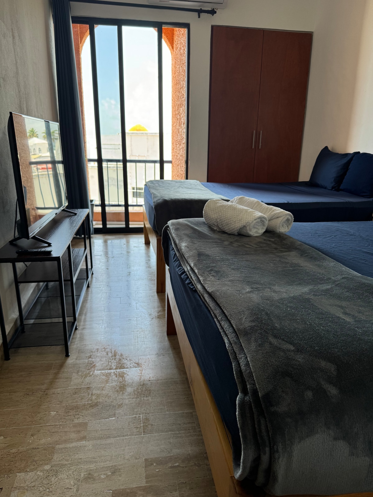 ** 1. spavaća soba:**
* Bračni krevet (160x200)
* 50-inčni Smart TV

** 2. spavaća soba:**
* Dva bračna kreveta (1,6x2)
* 43-inčni Smart TV
* Kupaonica

* Sofa u dnevnom boravku
* Opremljena kuhinja

**Praktična lokacija:**
* Udaljenost do plaže i zone za zabave pješice