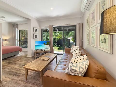 Successful Airbnb property: Superb for Two & Pets - King Bed - Fenced Garden in Bright