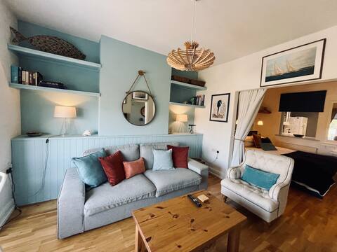 Popular Airbnb listing: View to The Blue, An Uninterrupted Panoramic View! in Kingswear