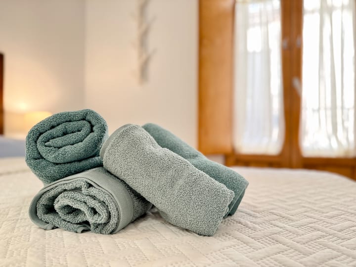 Toallas limpias y un acogedor y luminoso dormitorio para relajarse