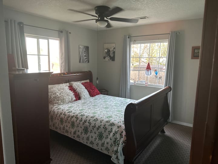 חדר שינה ראשי עם חדר רחצה צמוד