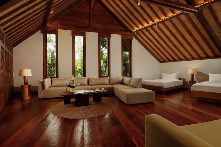 Villa Tirtadari por Nakula · 7BR Gran villa privada con jardín y piscina en Kerobokan