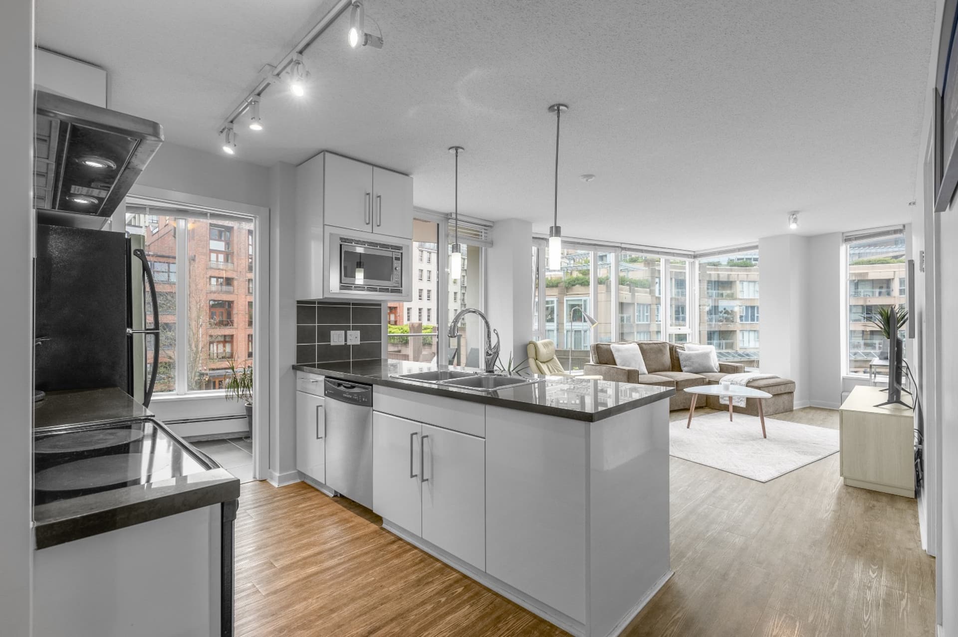 3 beds downtown, pool, hottub, sauna/ free Parking