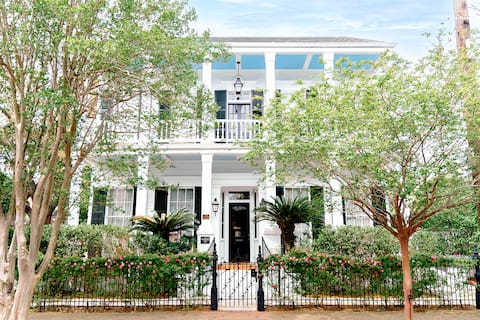 The Mazant: Renovated 1880s Bywater Mansion w/Pool