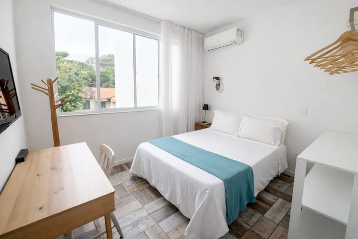 Suitë private. Vetëm vizitori ka qasje. 
Banjë, ajër i kondicionuar, tavolinë pune dhe televizor 