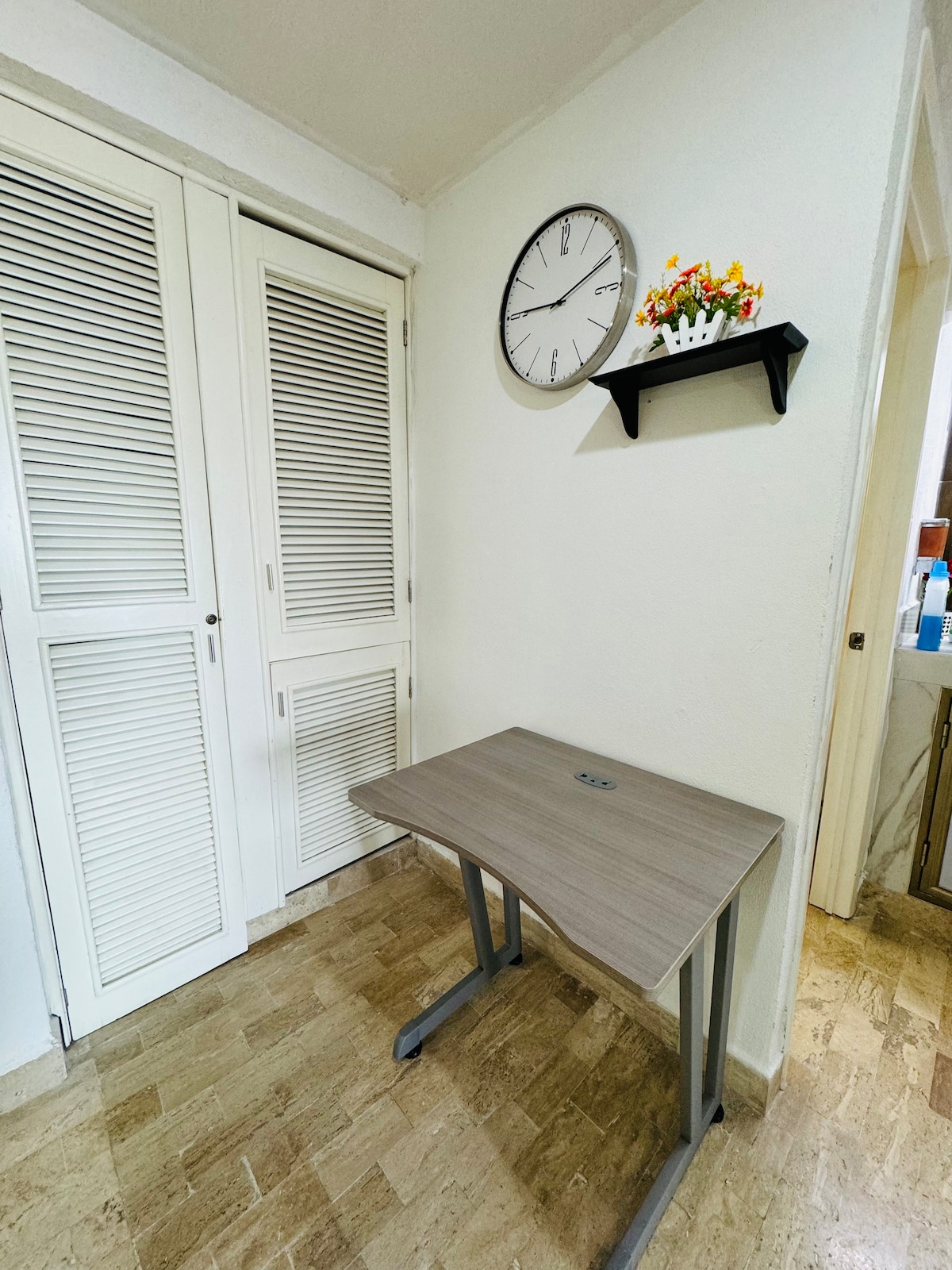 Dawati la kazi kwa ajili ya matumizi anuwai yaliyo sebuleni