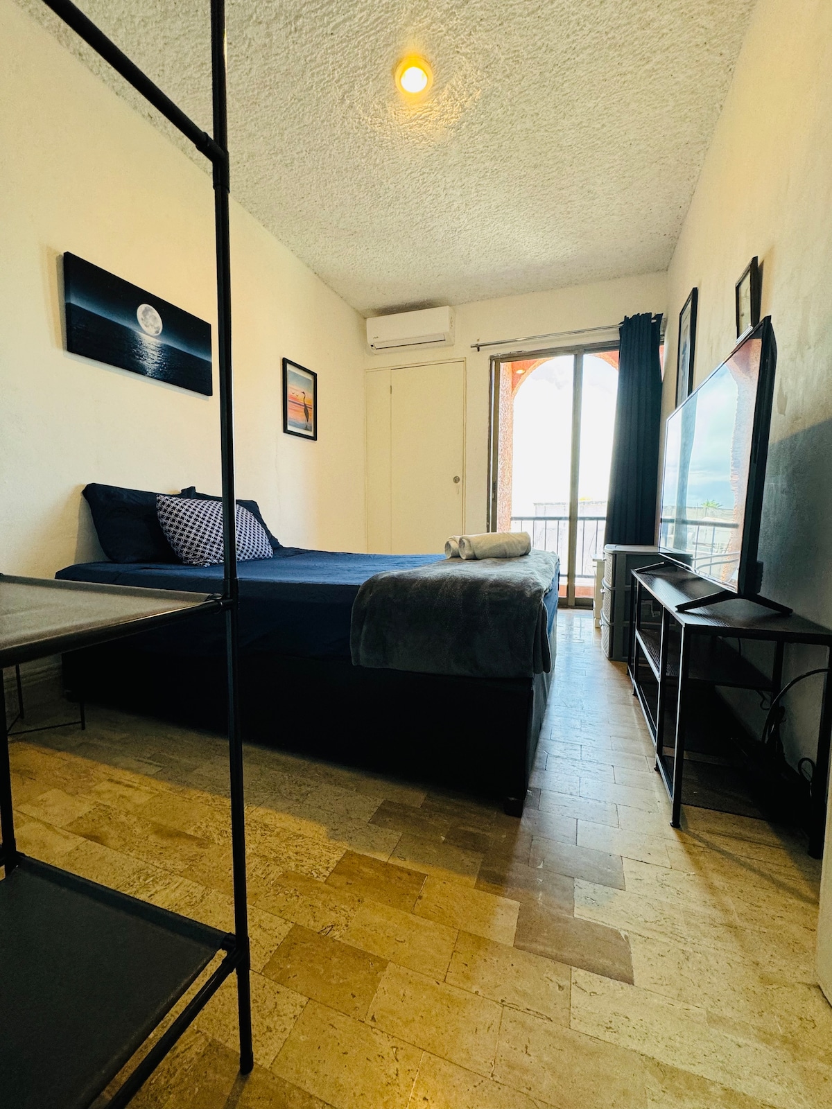 Chumba cha kulala 1- 50’’ Smart TV katika chumba cha kulala

Claro Video, YouTube, Pluto TV, Netflix. Apple TV (Lazima uwe na akaunti yako mwenyewe katika baadhi ya programu)

Kitanda cha ukubwa wa Malkia na Kitengo cha Kiyoyozi cha Chumba cha Mtu Binafsi A/C 