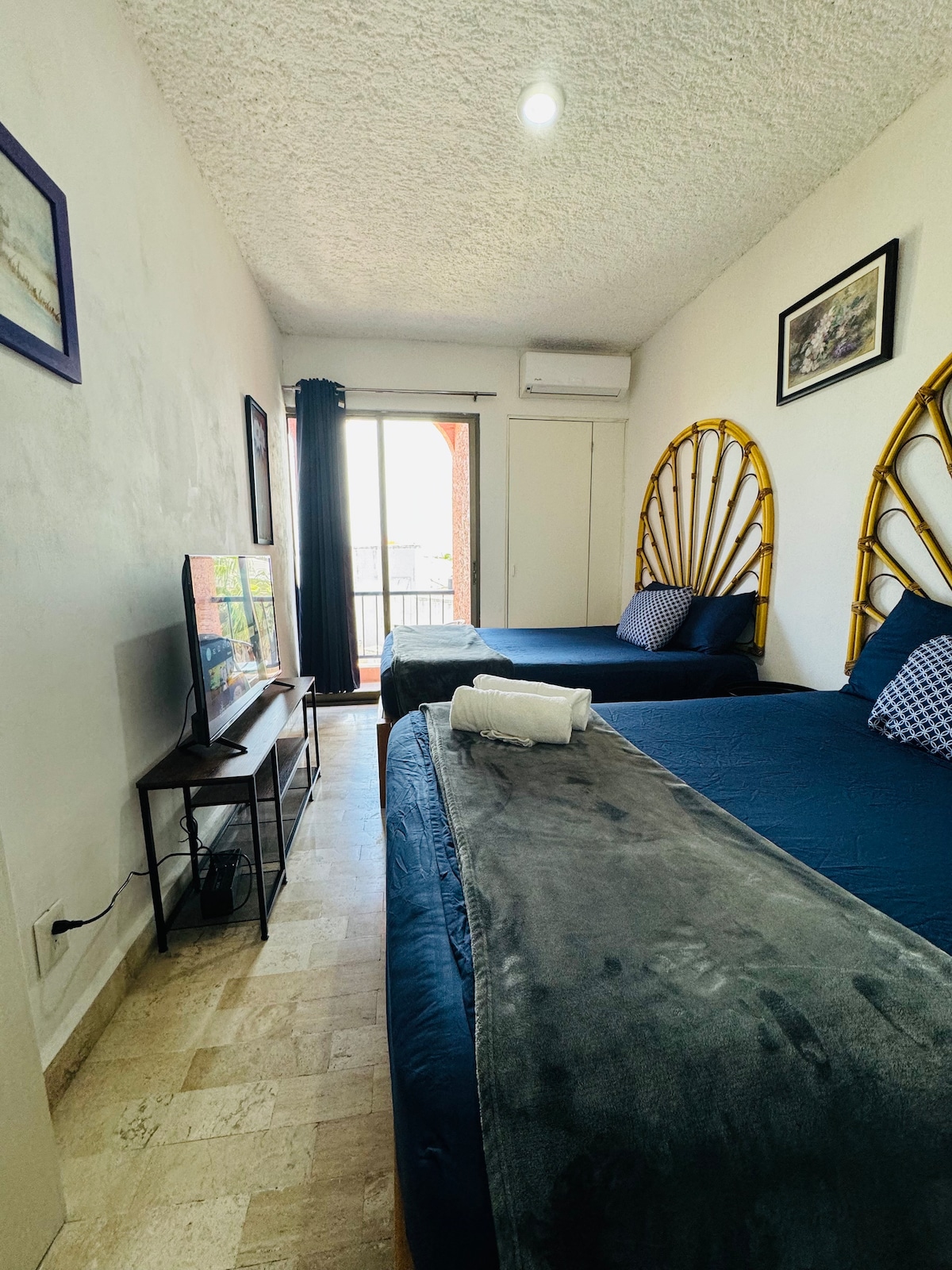 Chumba cha kulala cha 2 - 43’’ Smart TV katika chumba cha kulala

Claro Video, YouTube, Pluto TV, Netflix. Apple TV (Lazima uwe na akaunti yako mwenyewe katika baadhi ya programu)

Vitanda 2 vya ukubwa wa Malkia na Kitengo cha Kiyoyozi cha Chumba Binafsi cha A/C 