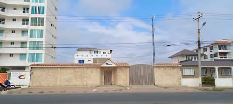 Beachfront house ideal for groups and seeing the 🌅